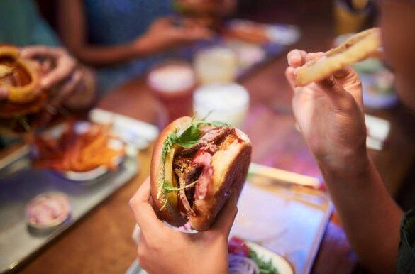🍽 Living at The Enclave = amazing food nearby

Some must-try spots:
🍔 Meat & Bite
🌮 Chuy's
☕ Caribou Coffee
🍗 Dame's Chicken & Waffles

Good food = good life 😍

📲 enclaveatcrossroads.com
📞 (919) 709-0641